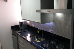 cozinha-Gris-com-branco-brilhante-com-cristaleira20