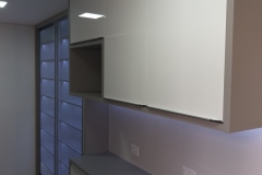 cozinha-Gris-com-branco-brilhante-com-cristaleira7