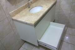 Gabinete-branco-com-cesto-para-roupa3