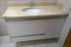 Gabinete-branco-com-cesto-para-roupa5