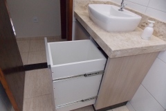 gabinete-ciliegio-com-cesto-de-roupa2