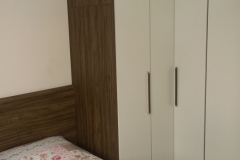 guarda-roupa-com-cabeceira-cor-ameixa-negra-com-branco3