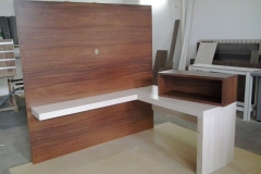 mesa-com-painel-cor-nova-imbuia-com-ciliegio1