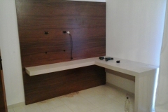 mesa-com-painel-cor-nova-imbuia-com-ciliegio2