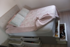 Quarto-casal-cor-griscama-com-gavetas3