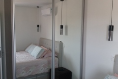 Quarto-casal-cor-griscama-com-gavetas4