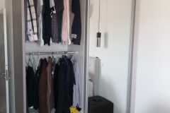 Quarto-casal-cor-griscama-com-gavetas6